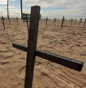 Cruzes em praia do Recife homenageiam as mais de 60 mil vítimas no Brasil