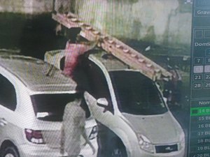 Câmeras de segurança flagram momento em que escada é furtada no Benedito Bentes