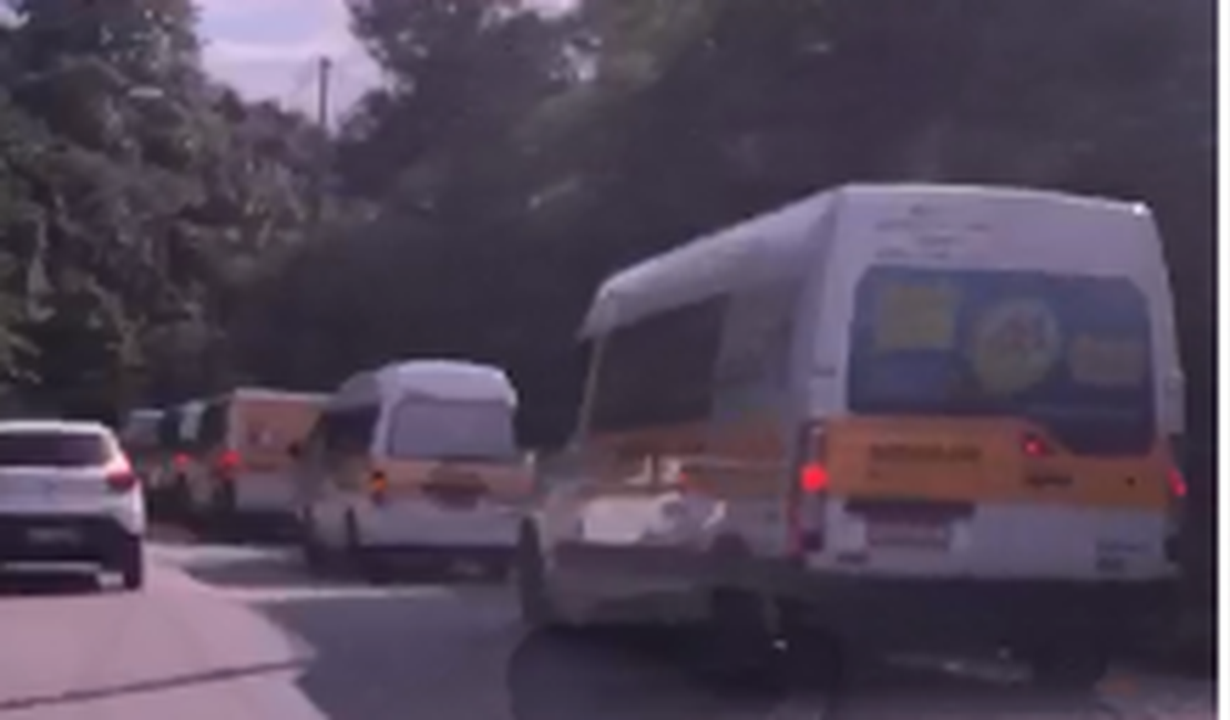 [Vídeo] Em protesto, transportadores escolares pedem ajuda do Governo