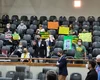 Manifestante antivacina expõe cartaz com suástica na Câmara de Porto Alegre