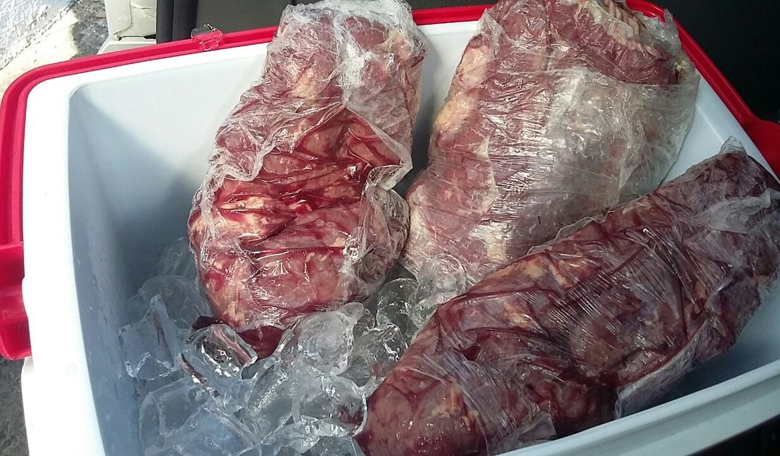 Em situações diferentes, dois são presos por furtar peças de carne em supermercados