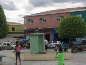 Homem é preso após dar soco em namorada em praça pública na cidade de Inhapi