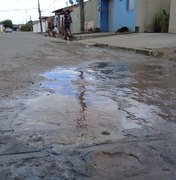 [Vídeo] Vazamento de água acarreta problemas a moradores de bairro em Arapiraca