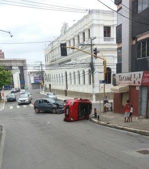 Colisão entre veículos de passeio causa capotamento no Centro de Maceió 