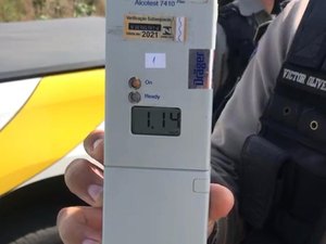 [Vídeo] Condutor é preso após teste do bafômetro em Penedo