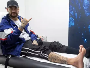 De volta ao CT do PSG, Neymar retira bota ortopédica e seguirá tratamento no clube
