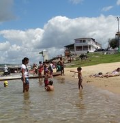 Em Traipu, banhistas ignoram recomendação para ficar em casa