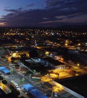 Motorista inabilitado invade canteiro central de avenida em Delmiro Gouveia