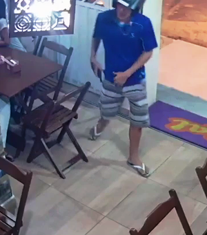 [Vídeo] Assaltante invade lanchonete em Arapiraca e pratica assalto à mão armada