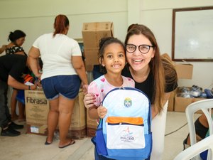 Estudantes da Escola Municipal Manoel Pedro recebem kits de fardamento