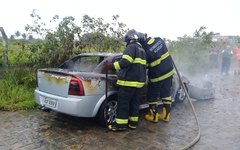 Carro pegou fogo nesta segunda (2) em Arapiraca
