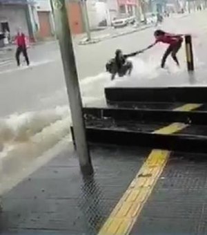 [Vídeo] Mulher é arrastada por correnteza durante chuva no Ceará
