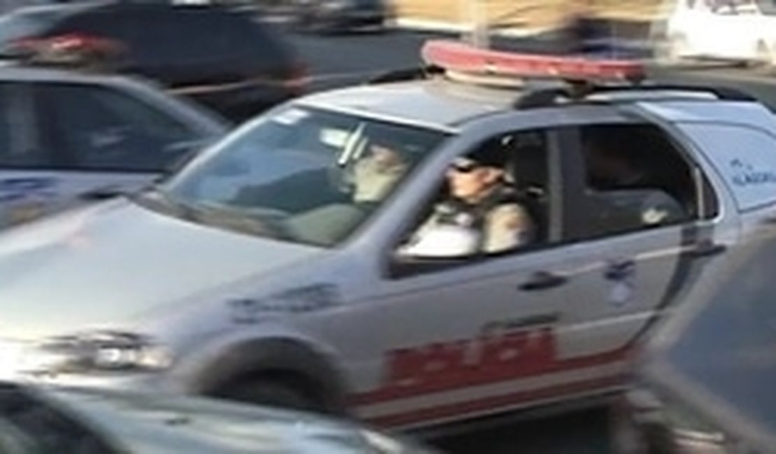 Taxista é preso por divulgar localização de blitz