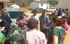 Moradores do povoado Jangada conversam com representantes da prefeitura de Jaramataia