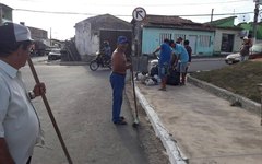 Moradores limpa a praça Higino Vital, em Arapiraca