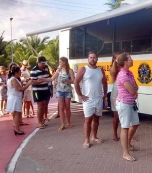Turistas enfrentam longas filas para justificar o voto em posto na sede da Oplit