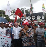 Integrantes de movimentos agrários fazem protesto em frente à Usina Laginha