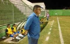 Flávio Araújo técnico do CSA, acompanha atentamente a movimentação