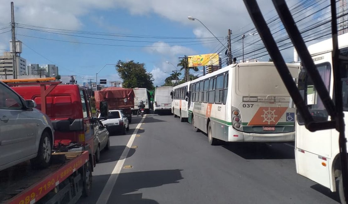 Por salários atrasados, rodoviários de Rio Largo fecham Av. Fernandes Lima