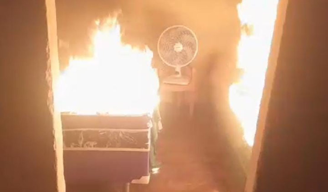 Mulher e cinco filhos fogem após ex-namorado incendiar casa e fazer ameaças de morte no Sertão