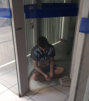 Homem tenta furtar banco, fica preso em porta giratória e diz ser personagem de desenho