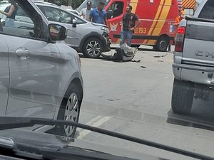 Acidente envolvendo três veículos deixa duas pessoas feridas em Maceió