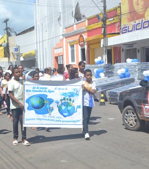 Alunos fazem passeata em alusão ao Dia Mundial da Água