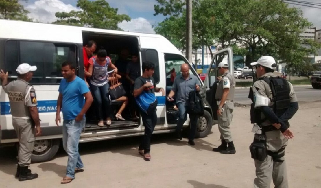 Operação de trânsito apreende micro-ônibus na Avenida Durval de Góes Monteiro