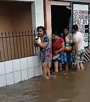 [Vídeo] Água invade casas em Olho D´água Grande, no Agreste alagoano