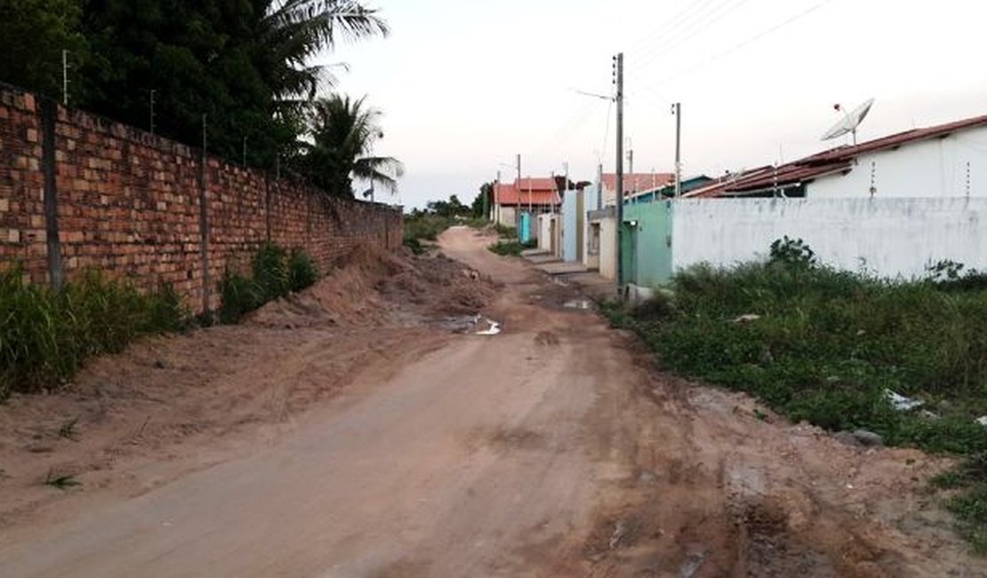Moradores sofrem com buracos e lixo em loteamento do bairro Boa Vista