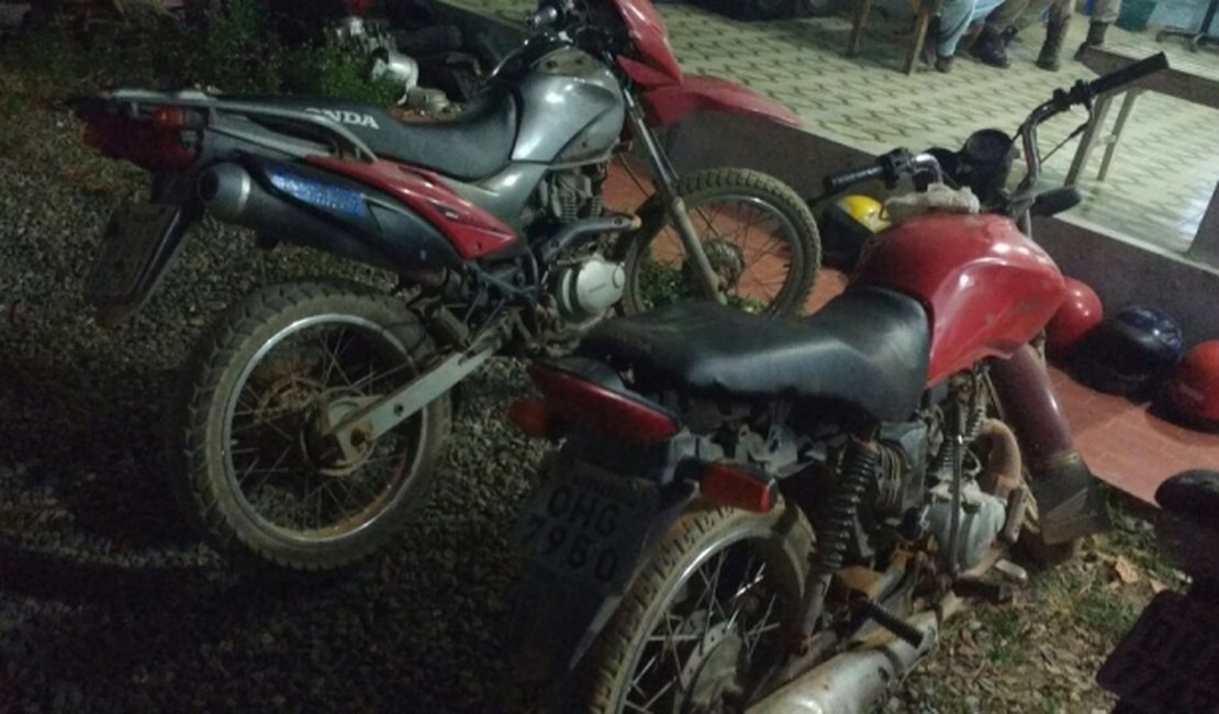 Duas motos foram recuperadas e homem é preso com drogas em Arapiraca.