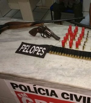 Pai e filho são presos por posse ilegal de arma de fogo no Sertão