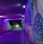 Viaduto de Maceió ganha iluminação especial na campanha Agosto Lilás