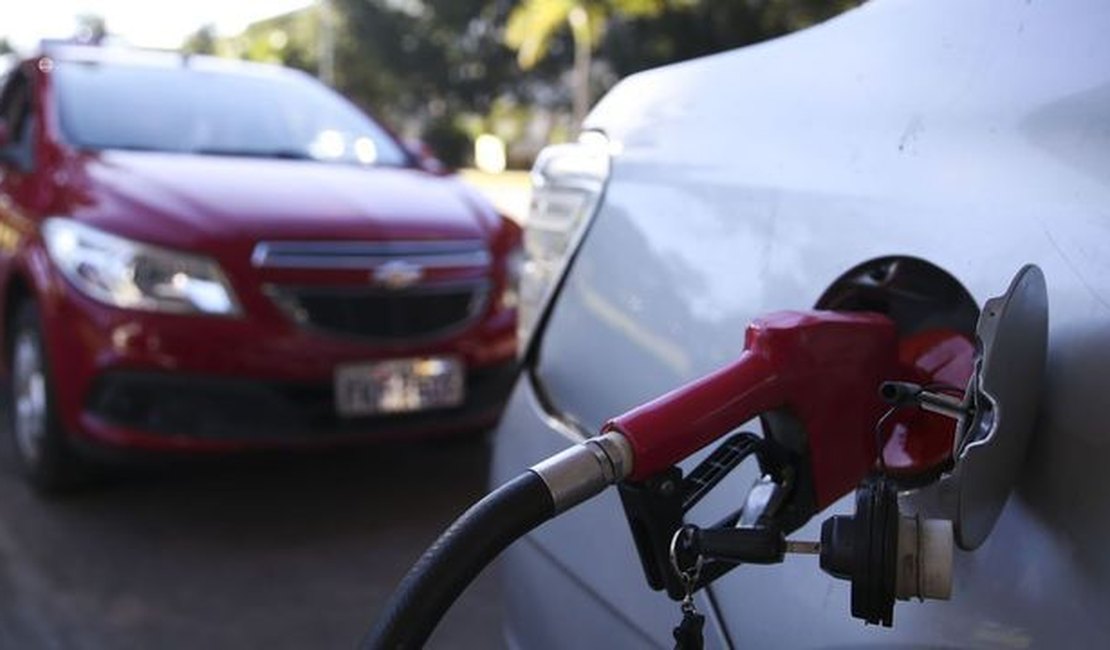 Preço máximo da gasolina bate recorde e atinge R$ 5,85 o litro