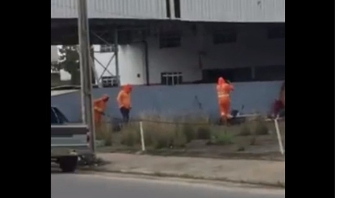 Homens da Limpel são flagrados fazendo limpeza em área privada