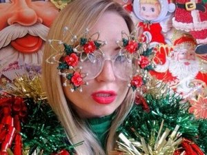 Estilista obcecada pelo Natal cria modelitos bizarros com decorações