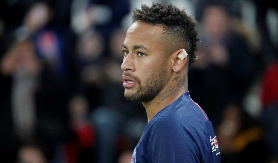 Neymar fica revoltado após ser flagrado beijando modelo