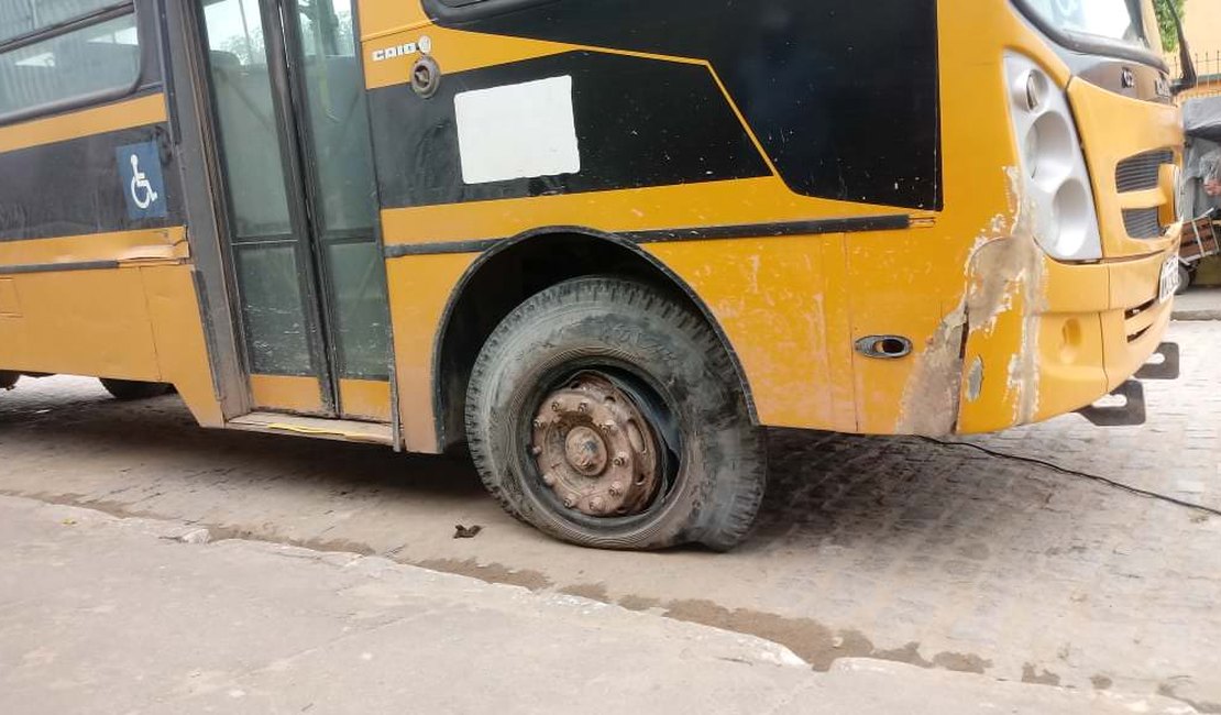 Peça se desprende de ônibus escolar e mata servidora pública 