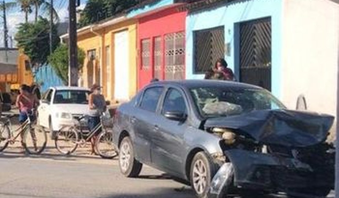 Após roubar veículo, assaltantes provocam acidente e deixam quatro pessoas feridas em Rio Largo