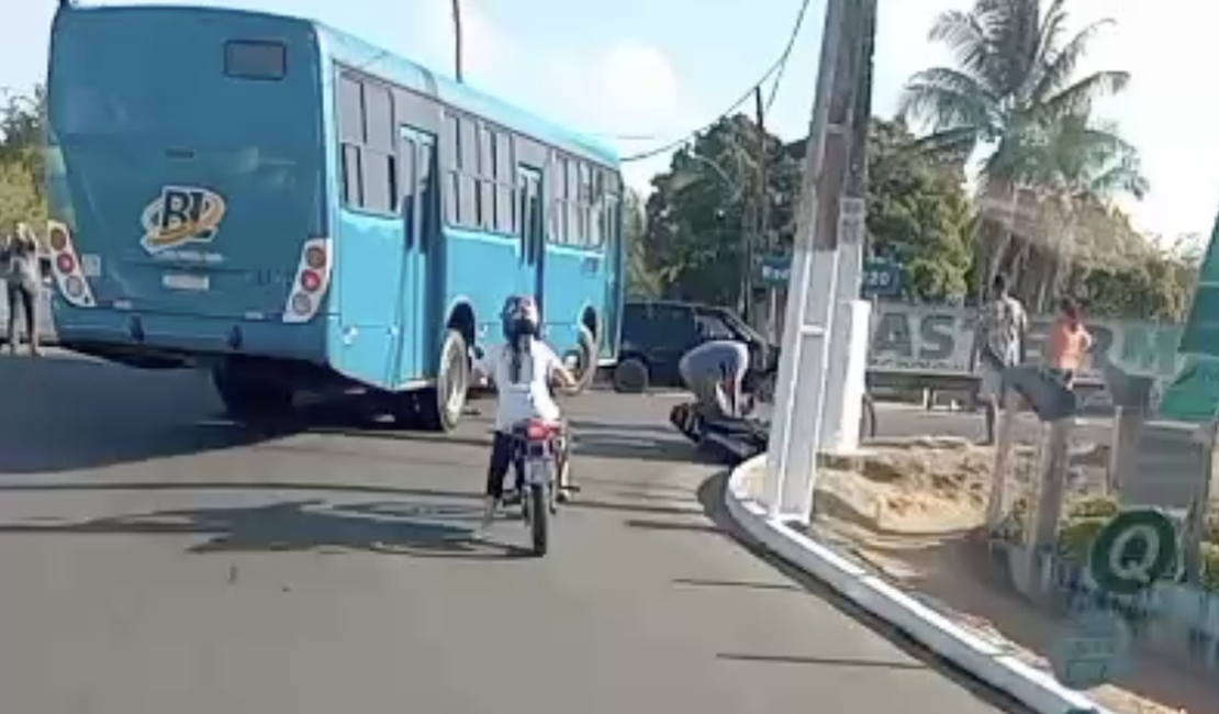 Motociclista fratura a perna após ser fechado por outro veículo em frente ao shopping