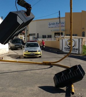 Rajadas de vento derrubam semáforos no Centro de São Miguel dos Campos