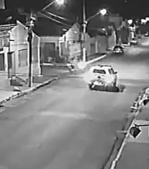 [Vídeo] Entregador de lanche fica ferido após colidir contra viatura da PM em Arapiraca