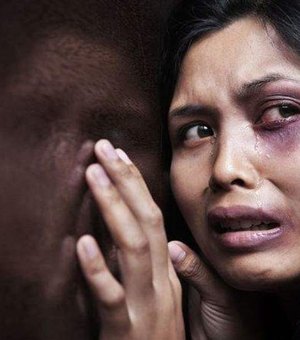 Mulher se esconde na casa de vizinhos após sofrer agressões do marido 