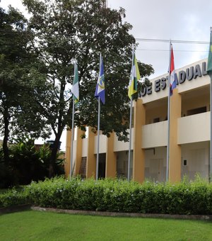Urna onde o candidato Rodrigo Cunha vota em Arapiraca apresenta defeito