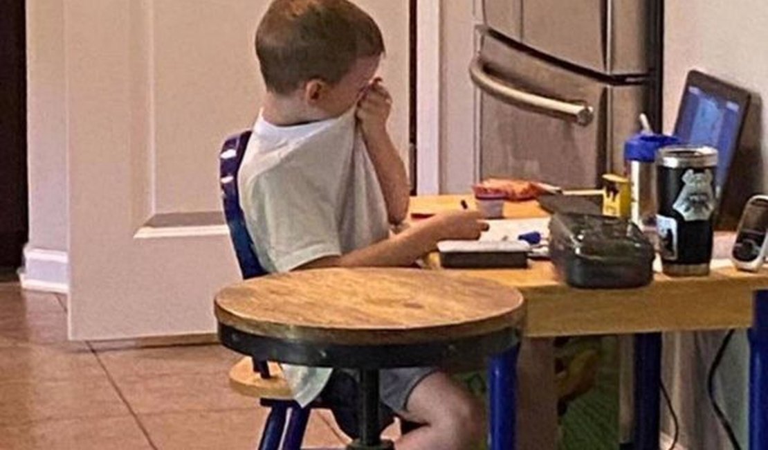 Foto viral de criança chorando em aula on-line expõe desafios da pandemia