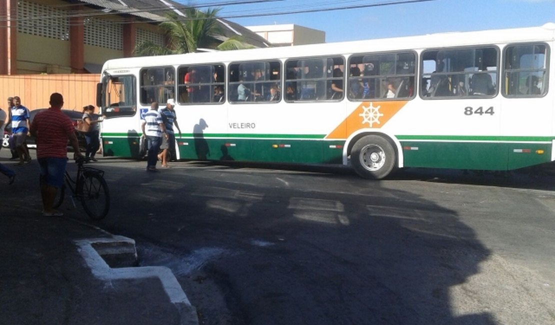 Pneu de ônibus se solta de coletivo e quase provoca acidente em Maceió
