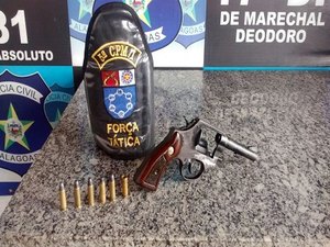 Jovem é preso e menor apreendido com arma de fogo e drogas em Marechal Deodoro