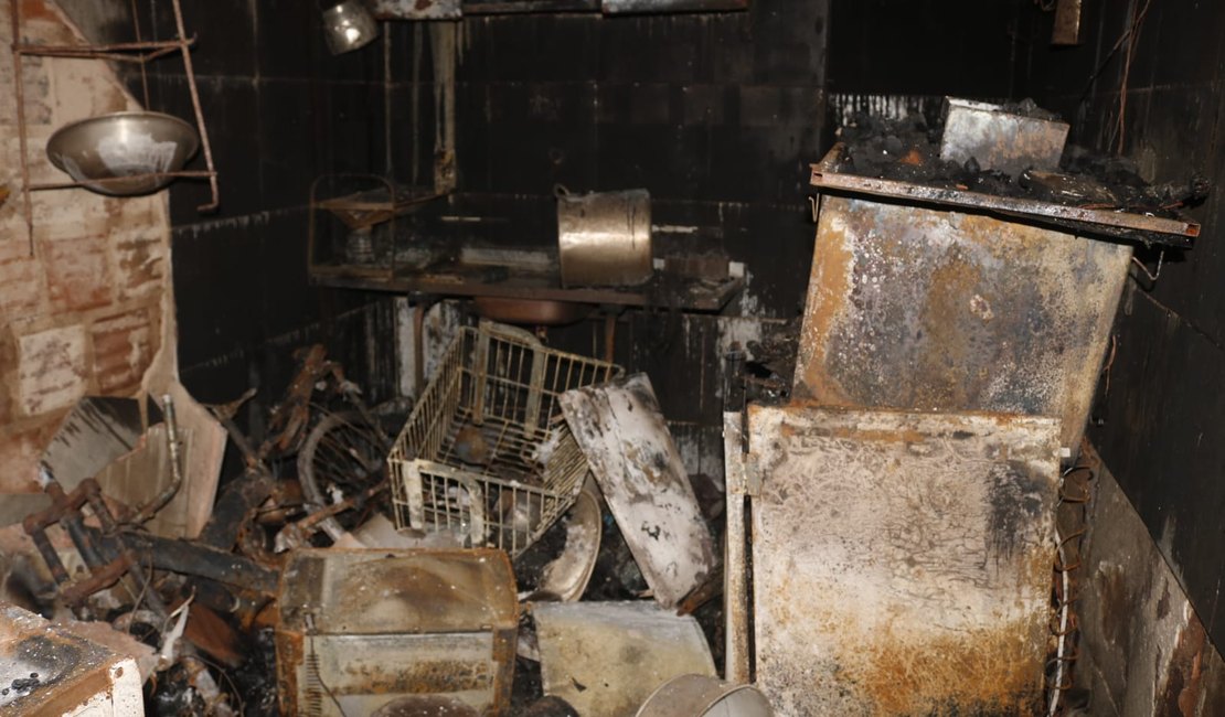 Incêndio em casa destrói móveis e veículo em Maragogi