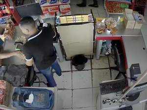 [Vídeo] Criminoso “agradece” caixa de mercadinho após assalto no bairro Santa Edwiges