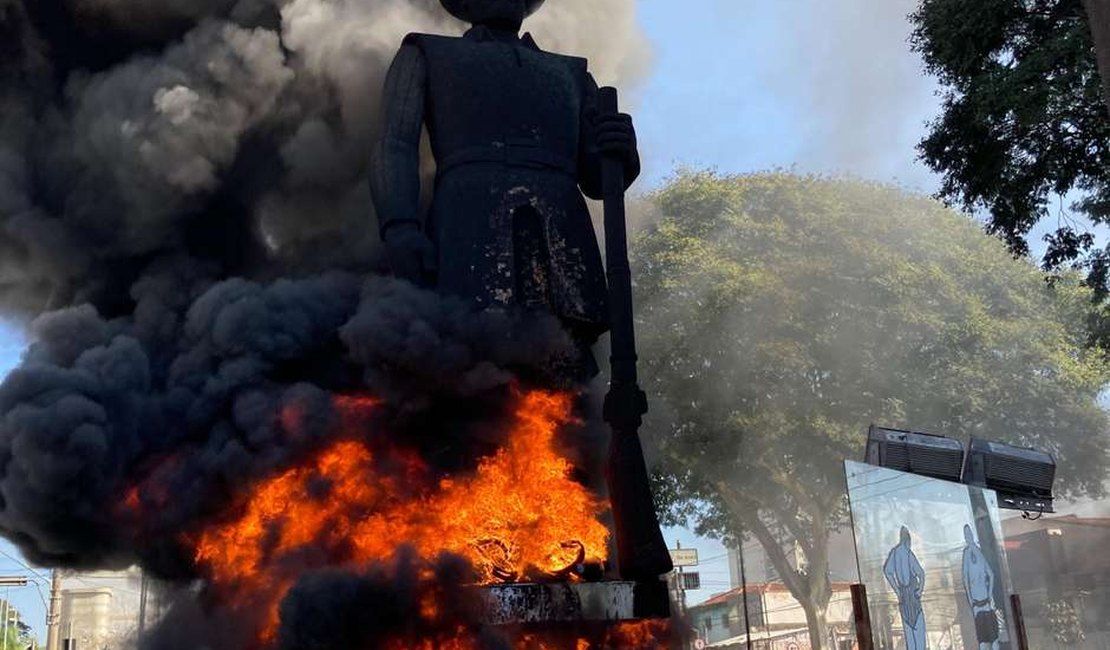 Fogo em estátua do Borba Gato em SP acirra disputa política